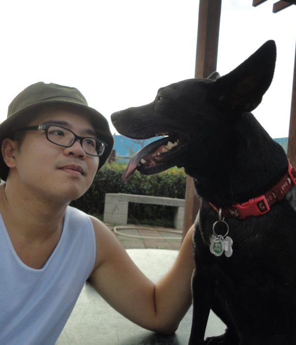 我與小土狗黑妞,我們家最活潑好動的孩子,攝於2014年夏天。