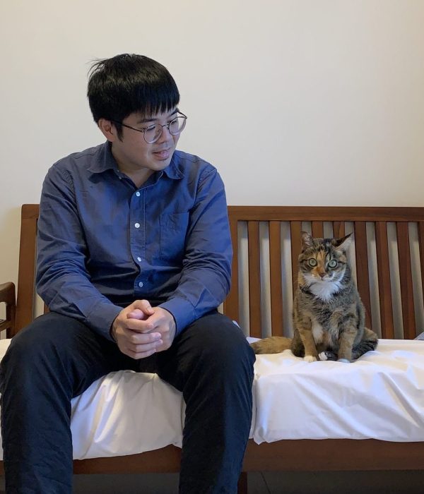 我與癱瘓貓Miya的合照,攝於2021年冬天。 我與癱瘓貓Miya,來到新竹第一個家人,攝於2021年冬天。
